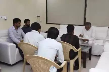 વઢવાણ: સર્કિટ હાઉસ ખાતે પાણી પુરવઠા મંત્રીએ પાણી પુરવઠા સિંચાઈ અને સૌની યોજના વિભાગના અધિકારીઓ સાથે રીવ્યુ બેઠક યોજી