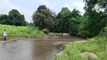 कुंदा: न्यूज़ का दिखा असर: हिंदीयखुर्द में पुल और सड़क का सर्वे शुरू
