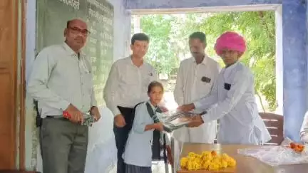 भिनाय: राप्रावि (नवीन) भिनाय में भामाशाह रामधन ने कक्षा 1 से 5 के विद्यार्थियों को नि:शुल्क शिक्षण सामग्री वितरित की
