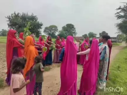 झाबुआ: कलेक्टर के निर्देश पर मातृधरा अभियान के तहत पिपलिया ग्राम में एनआरएलएम द्वारा पौधारोपण कार्यक्रम आयोजित