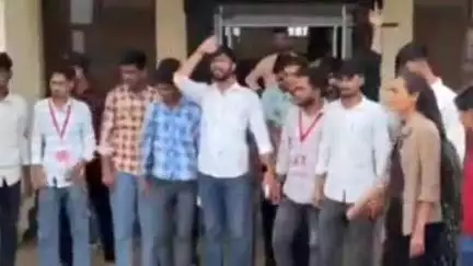 सीकर: राजकीय कला महाविद्यालय में छात्र संगठन एसएफआई ने उड़ीसा में छात्रा आत्महत्या मामले को लेकर किया प्रदर्शन