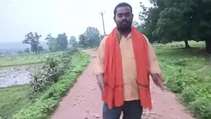 बरवाडीह के मोरवाई गांव में पक्की सड़क नहीं बनना विकास का लापरवाही नजर आ रहा हैं
