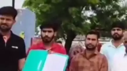 सीकर: बगड़ियो की ढाणी में कंप्यूटर शिक्षक की प्रति नियुक्ति रद्द करवाने की मांग को लेकर ग्रामीणों ने किया प्रदर्शन