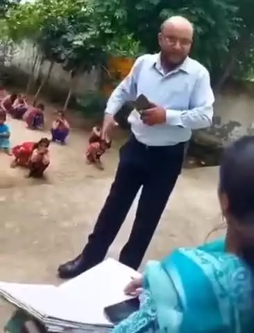 सहायक शिक्षक सचिन यादव ने यूपी के सीतापुर में बच्चों के सामने महिला प्रिंसिपल के साथ दुर्व्यवहार