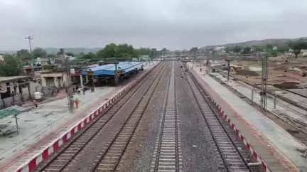 निवाड़ी: रेल्वे स्टेशन क्रॉसिंग पर कीचड़ वाली सड़क ठीक कराने के लिए कलेक्टर ने दिए निर्देश, ख़बर का हुआ असर