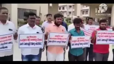 భువనగిరి: బాటను కబ్జా చేశారు హెలికాప్టర్ కొనివ్వాలని గ్రామస్తుల ఆందోళన వైరల్ గా మారిన వీడియో