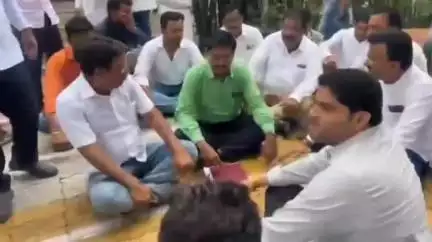 चिखली: सार्वजनिक बांधकाम विभागास काँग्रेसचे घेराव आंदोलन