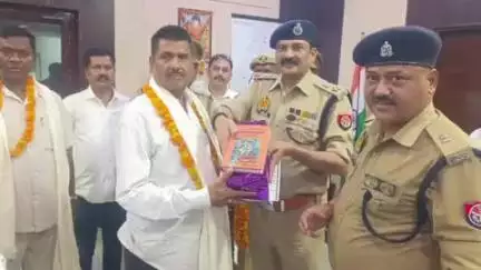 अकबरपुर: पुलिस अधीक्षक ने माती पुलिस कार्यालय में सेवानिवृत्त पुलिस कर्मियों को दी भावभीनी विदाई