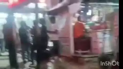 सारस चौराहे पर देशी शराब के ठेके के पास दो शराबियों में मारपीट का वीडियो हुआ वायरल, पुलिस जांच में जुटी