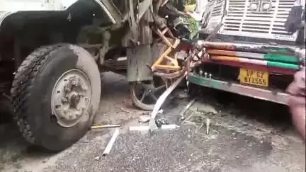 दुधि: मकरा खदान के पास दो ट्रकों में हुई जोरदार टक्कर, एक ट्रक चालक केबिन में फंसा, दूसरा फरार, बाइक सवार घायल