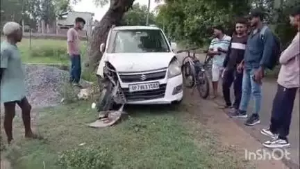 लालगंज: लालगंज थाना क्षेत्र के मीठापुर गांव में तेज रफ्तार अनियंत्रित कार सड़क के किनारे बिजली के ट्रांसफार्मर और खंबे से टकराई