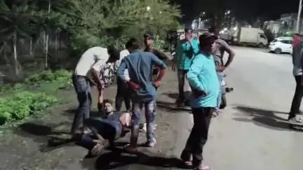 बीना: रेलवे बाईपास सिंधी धर्मशाला के पास अज्ञात वाहन की टक्कर से दो बाइक सवार घायल, अस्पताल में भर्ती