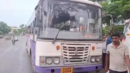 వైరా: వైరాలో గుండెపోటుతో బస్సులో ప్రయాణిస్తున్న సత్యనారాయణ అనే వ్యక్తి మృతి