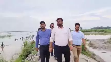 पीलीभीत: चंदिया हजारा शारदा नदी का जलस्तर बढ़ने से ग्रामीणों में दहशत, एसडीएम और तहसीलदार ने किया निरीक्षण