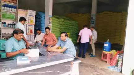 अधिकारियों ने खाद की दुकानों पर छापामारी सात के लाइसेंस निलंबित और पर होगी बड़ी कार्रवाई जिला सहकारी समितियों पर यूरिया