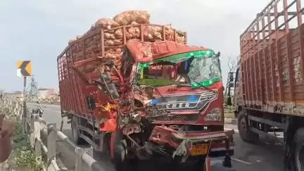 तिलहर: नेशनल हाईवे पर पचासा मोहल्ले के पास डीसीएम और ट्रक की टक्कर, 1 की मौत और 3 लोग घायल