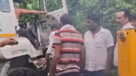 पिंडवाड़ा: कोजरा चौराहे के पास असंतुलित होकर झाड़ियों में घुसा ट्रेलर, चालक ट्रेलर के नीचे दबने से हुई मौत, पुलिस मौके पर पहुंची