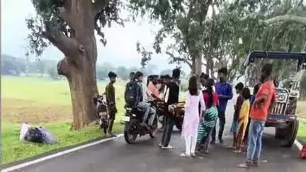 गुमला: खरका-कोटाम रोड पर चलती बाइक में महिला की साड़ी फंसी, हुई जख्मी