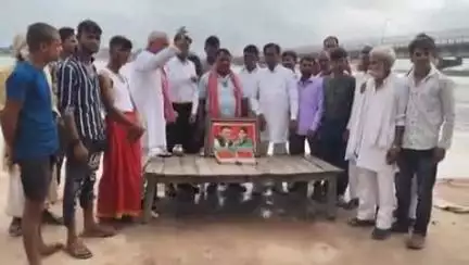फर्रुखाबाद: सपा सुप्रीमो अखिलेश यादव के जन्मदिवस पर सपा जिलाध्यक्ष ने पांचालघाट गंगा तट पर की पूजा-अर्चना