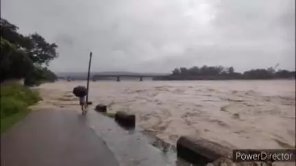 नादौन: नादौन में व्यास नदी खतरे के निशान पर पहुंच गई, पतन बाजार से गुरुद्वारा साहिब जाने वाला मार्ग भी पानी में डूबा