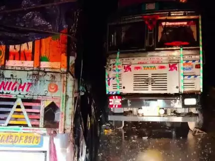 फरसाबहार: लावाकेरा बरडीह पुलिया के पास तेज रफ्तार ट्रकों की आमने-सामने टक्कर, चालक को मामूली चोट आई