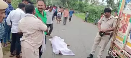 गढ़ी: सुंदनी गांव हाइवे सड़क पर युवक का शव पड़ा होने की सूचना पर लोहारिया थाना पुलिस पहुंची, जांच में जुटी