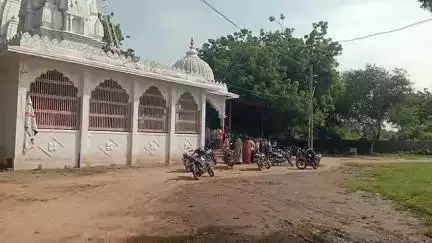 પેટલાદ: લક્ક્ડપુરા પાસે ગોપાલપુરા વિસ્તારમાં મંદિરે તસ્કરો ત્રાટક્યા,આખે આખી દાન પેટી લઈ ગયા