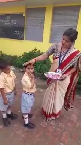 बुलंदशहर: स्कूलों में पहले दिन तिलक लगाकर और पुष्प वर्षा कर बच्चों का स्वागत किया गया
