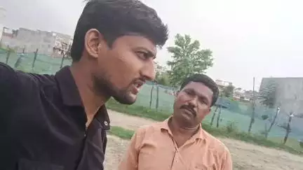 बहराइच के ढपालीपुरवा में एक ही बिजली के पोल से ही 10,20,50, कनेक्शन दे देते हैं जिसके कारण बिजली की समस्या आया दिन बनी रहती