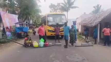 திருப்பத்தூர்: அடிப்படை வசதிகளை செய்து தர கோரி திருமால் நகர் சாலையில் கற்களை வைத்து பொதுமக்கள் சாலை மறியல் #localissue