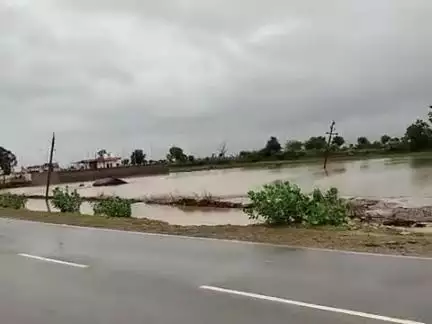 gaswani गांव में भारी वर्षा पीतांबरा द्वारकाधीश एनर्जी इंडियन ऑयल 

गसवानी के पास खेतों में पानी भरा हुआ है