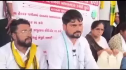 સાગબારા: વરસાદ ચાલું પણ સાગબારા મતવિસ્તાર ના ધારાસભ્ય ચૈત્રરભાઈએ ઉમરપાડા ખાતે આદિવાસી બચાઓ માટે માહીતી આપી.