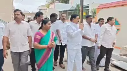 రాయదుర్గం: రాష్ట్రంలో 64 లక్షల మందికి నెలనెల టంచనుగా పెన్షన్ : పట్టణంలో పెన్షన్ల పంపిణీలో ప్రభుత్వవిప్ కాలవశ్రీనివాసులు వెల్లడి