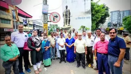 কৃষ্ণনগর ১: সদর হাসপাতাল কর্নারে ডাক্তার বিধানচন্দ্র রায়ের মূর্তিকে মাল্যদান IMA কৃষ্ণনগর শাখার পক্ষ থেকে