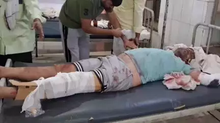 डीग: गांव अऊ में कार ने सड़क किनारे खड़े दो लोगों को मारी टक्कर, दोनों को भरतपुर रेफर किया गया