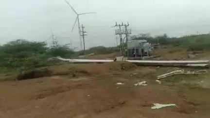 નખત્રાણા: મોટા વાલ્કા ગામ નજીક પવનચક્કીનો પાંખો ધરાશાહી, ગ્રામલોકો ડરથી દોડીને પહોંચ્યા