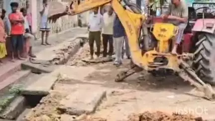 পুরুলিয়া ২: সাত নম্বর ওয়ার্ডের মিস্টিমহল এলাকার সরেজমিন পরিদর্শন করে হোল্ডিং নম্বর ধরে ধরে বিভিন্ন বিষয় দেখলেন পৌর প্রধান