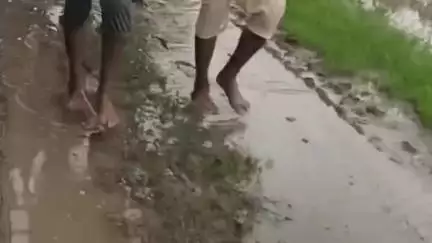 टीकमगढ़: नयाखेरा में गहरे पानी से शव ले जाने को मजबूर लोग, ग्रामीणों ने वीडियो वायरल कर आंदोलन की चेतावनी दी