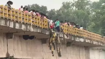 गिरिडीह: बराकर नदी में गिरा मालवाहक टेलर, चालक चार घंटे तक फंसा रहा, सुबह सुरक्षित निकाला गया