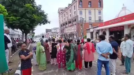 હિંમતનગર: અનંતેશ્વર મહાદેવ નું મંદિર હટાવવા સામે સ્થાનિક લોકોનો વિરોધ, લોકોના ટોળેટોળા એકઠા થયા