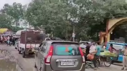 स्याना नवीन मंडी के फल सब्जी थोक विक्रेताओं की मनमानी से हाईवे मार्ग पर लग रहा है भीषण जाम, राहगीर परेशान