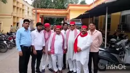 बांदा: जिला अस्पताल में सांसद कृष्णा देवी पटेल ने पूर्व सीएम अखिलेश यादव के जन्मदिन पर मरीजों को बांटे फल
