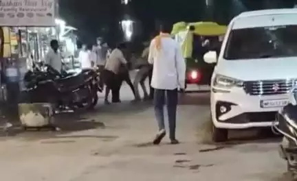 सीहोर नगर: शहर के अटल चौक के पास युवकों में जमकर मारपीट, वीडियो हुआ वायरल