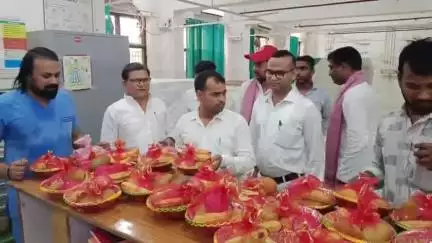 मेडिकल कॉलेज में अखिलेश यादव के जन्मदिन पर जिला अध्यक्ष ने मरीजों को बांटे फल
