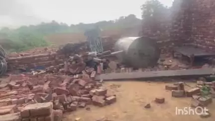 चरखी दादरी: बेरला गांव में तूफानी बारिश से किसान के शेड की टीन उड़ी, शेड गिरा, किसान ने प्रशासन से मदद मांगी