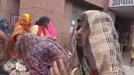 एटा: टिकुरिया नगला के व्यक्ति की मौत के मामले में परिजनों ने मेडिकल कॉलेज पर जमकर किया हंगामा, ससुराल वालों पर लगाया आरोप