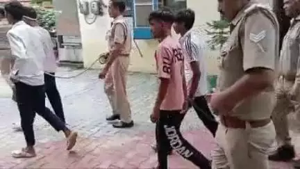 कस्बा खानपुर स्थित एक रेडीमेड दुकान में चोरी करने वाले चार चोरों को पुलिस ने किया गिरफ्तार
