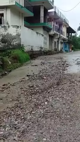 Vibhaag sadak nirmaan mein esa material use kr rhi hai ki baarish hotey hi gadhe pdh gye