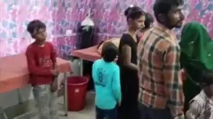 इकौना: इकौना कैलाशपुर मार्ग पर ई-रिक्शा और बाइक की टक्कर में ई-रिक्शा पलटा, 5 लोग घायल, इलाज के लिए भेजा गया CHC इकौना