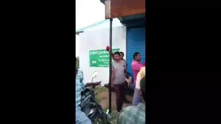 అదిలాబాద్ అర్బన్: తలమడుగు మండలంలో యూరియా కొరత..పల్లి(బి) PACSలో ఎరువుల కొరత కారణంగా ఆధార్ కార్డులతో క్యూలో పలు గ్రామాల రైతులు